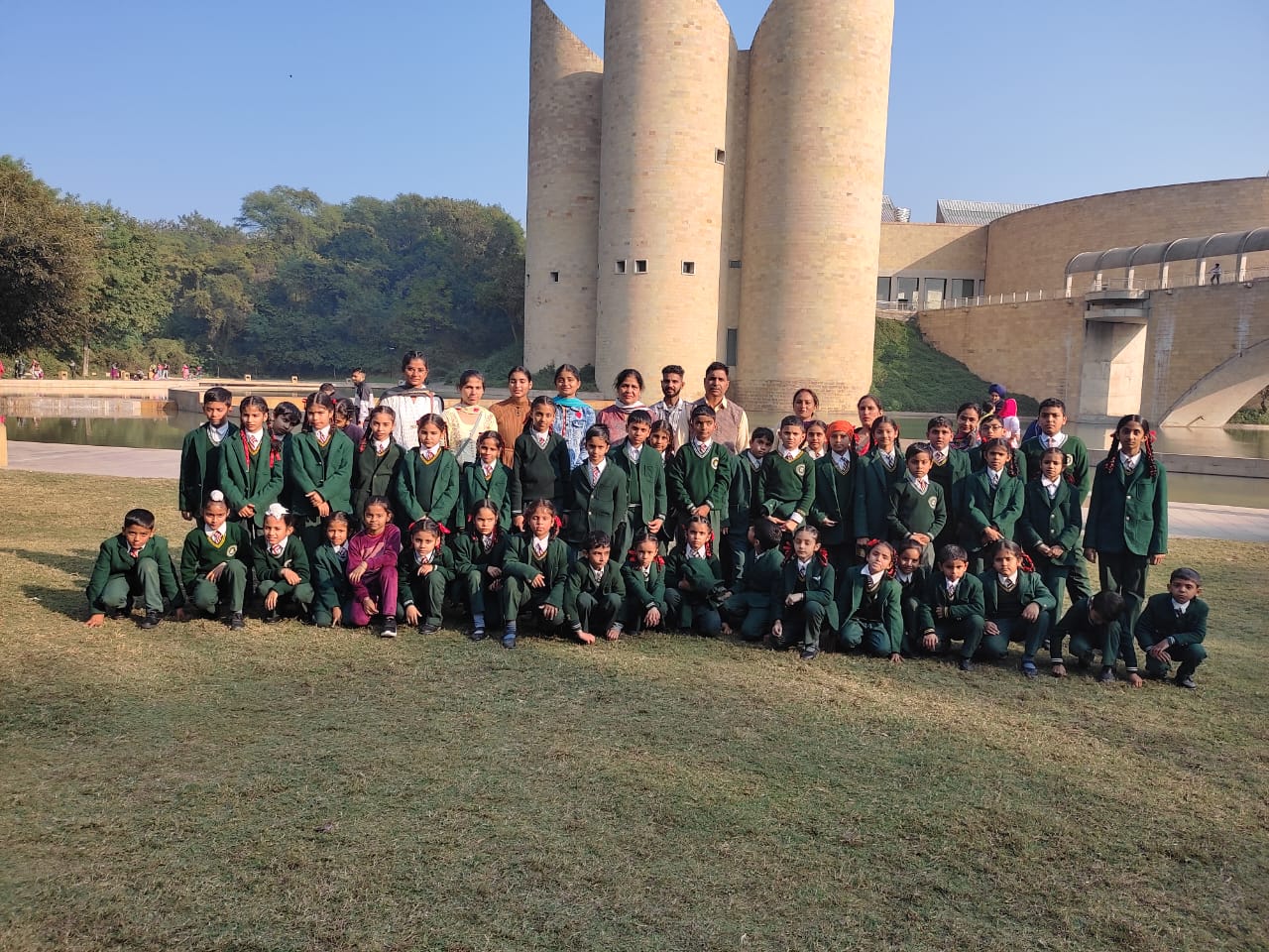 करम चंद पब्लिक हाई स्कूल अड्डा सतनौर द्वारा स्कूली बच्चों को भ्रमण कराया गया